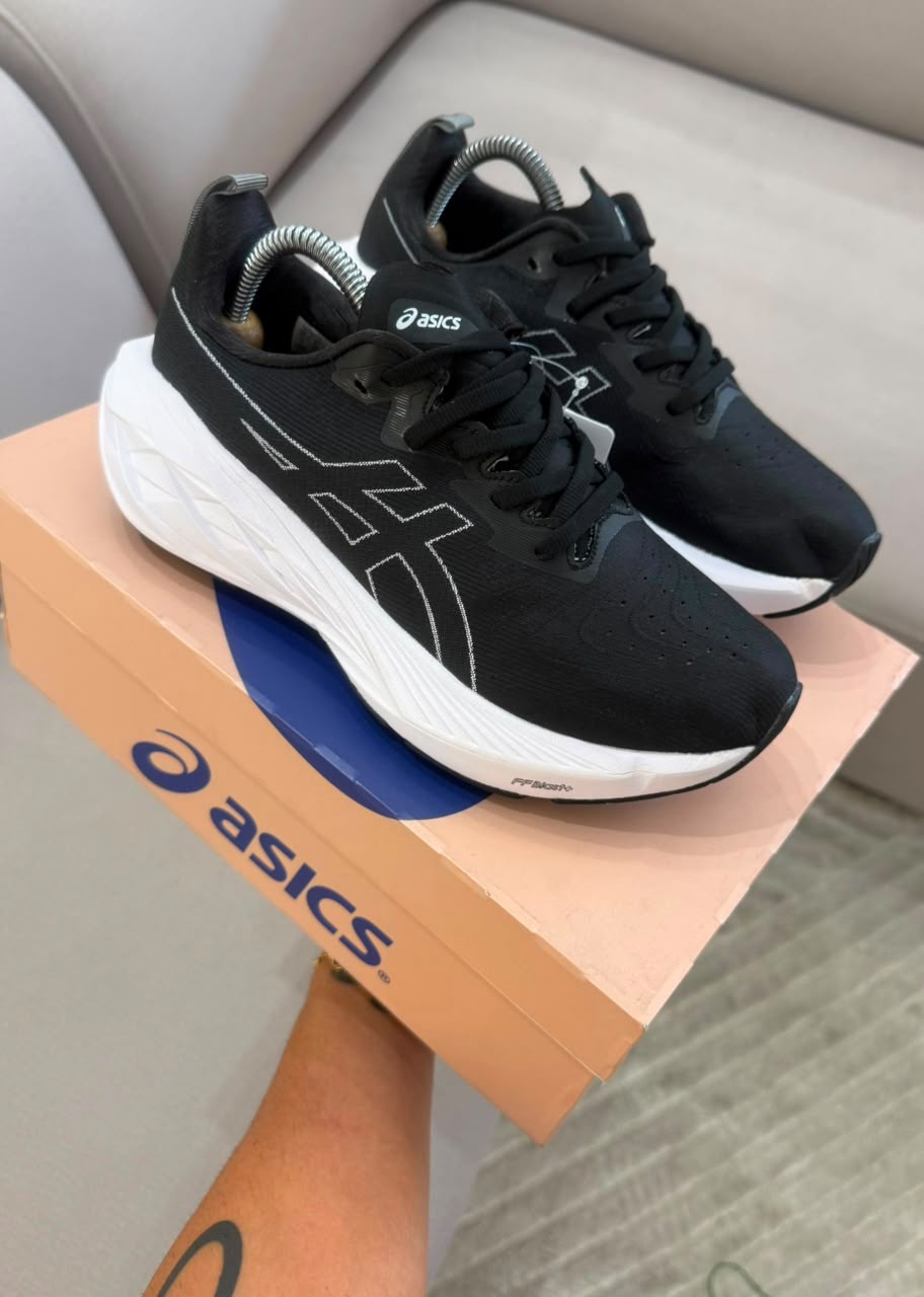 Z Asics Novablast